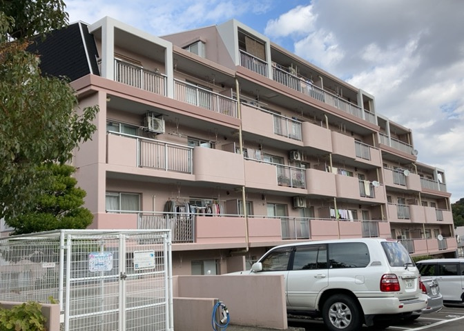 ＲＣ造、Reinforced　Concreteは直訳すると補強されたコンクリートです。主に柱や梁・床・壁が鉄筋とコンクリートで構成おり、鉄筋を組んだ型枠にコンクリートを流し込んで固めたものを指します。