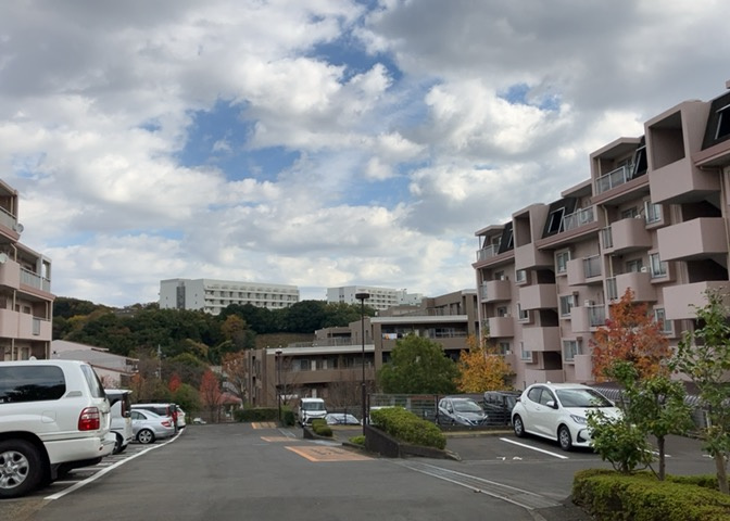眺望を気にして物件を探す場合、前面に建物が建っていないか現地で確認しましょう！前面に建物があると景色はもちろん、日当たりや風通しにも影響が出てきます。住んだ時のことを想像しながら現地見学をしましょう。