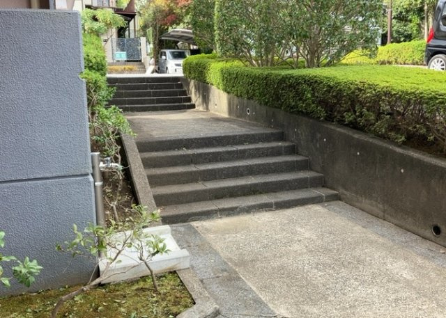 共有部分は、住民なら誰もが使える設備のこと。例えば駐車場やエレベーター、インターネット設備、セキュリティ設備などがあります。他にも、マンションの廊下・外部階段やエントランス・ゴミ置き場などがあります。