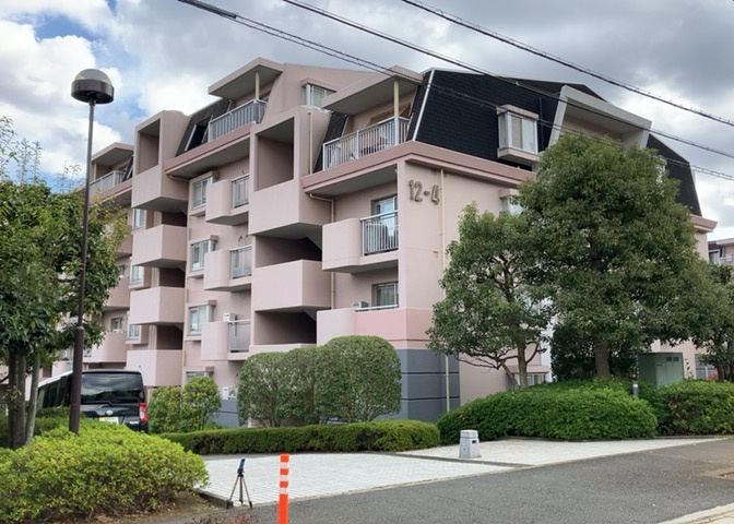 外観はマンション管理がされているかの目安になります。築年数が古いと、壁面は劣化してひび割れが生じることも！建物が古びていても細かいところが修繕されていると、きちんと管理されているなぁと感じるでしょう。