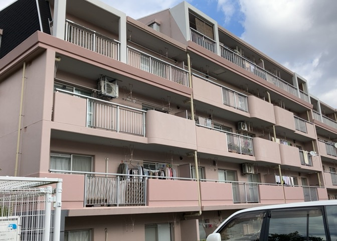 一般的なバルコニーは、奥行1.5ｍ程ですが、ワイルドバルコニーは2ｍまで広がっています。そのため洗濯物の間隔をあけ干すことができ、乾きやすいというメリットや、ガーデニングが楽しめる等の特徴があります。