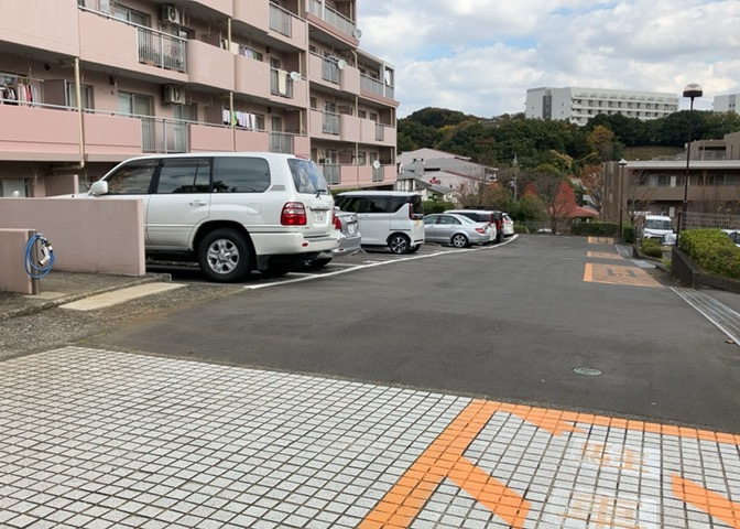 マンションの駐輪場は、事前に空きがあるか確認を取ると安心です。せっかく入居したのに駐輪スペースがない！なんてことになったら大変ですよね。そこで、内見時や購入前にはまず事前に確認しておくと良いでしょう。