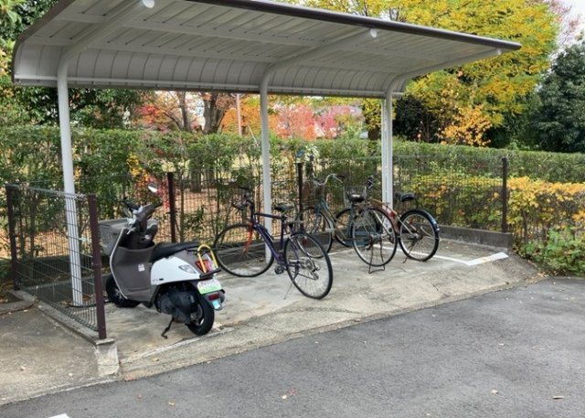 車一台あたりに必要なスペースは、標準サイズの普通自動車で横幅2m50cm、長さ5mは必要になります。ただし、乗降のことも考慮して横幅3m30cm、長さ5m50cmほどは確保できるところを選びましょう。