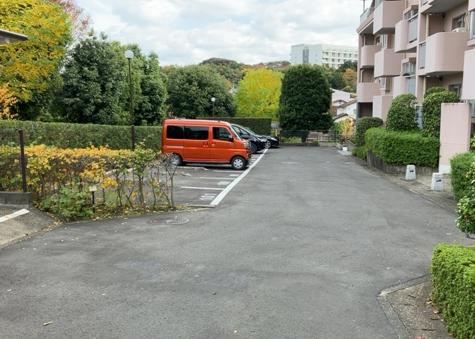 駐車場と明記されていても、最小スペースでつくられた駐車場だと大型車は駐車できなかったり、出入りしにくくなったりする可能性があります。お車のサイズと購入したい物件の駐車場のサイズを現地で確認しましょう。