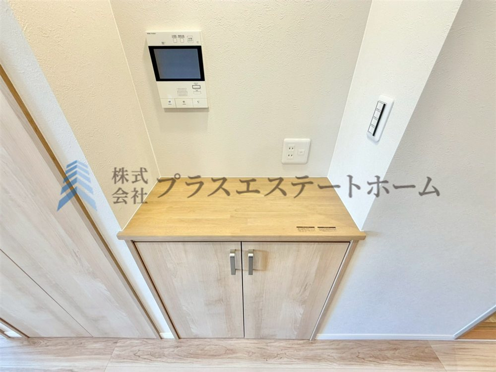 TVモニター付きインターフォン♪防犯面も安心です♪造りつけの電話台もあります♪