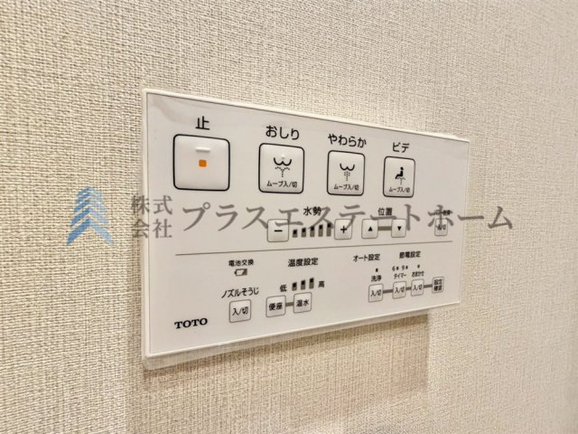 温水洗浄便座付きで、通年快適に利用できます。棚があるので、ペーパー類や掃除用具などをすっきりと収納できます♪