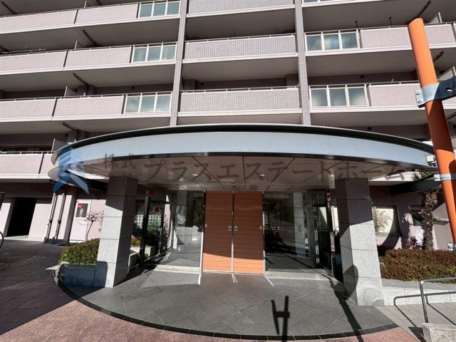 円形の庇がアクセントのエントランス入口♪