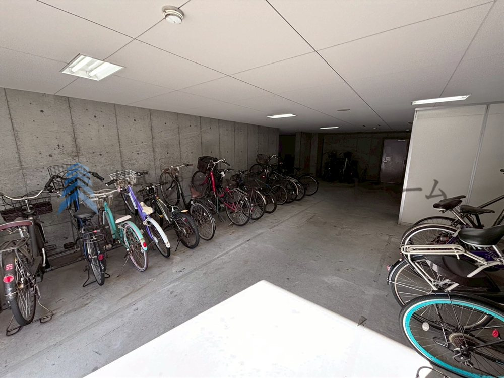 半屋内の駐輪場♪雨風・日光にさらされないので自転車の劣化を抑えることが出来ます♪
