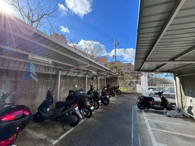 屋根付きが嬉しいバイク置場♪