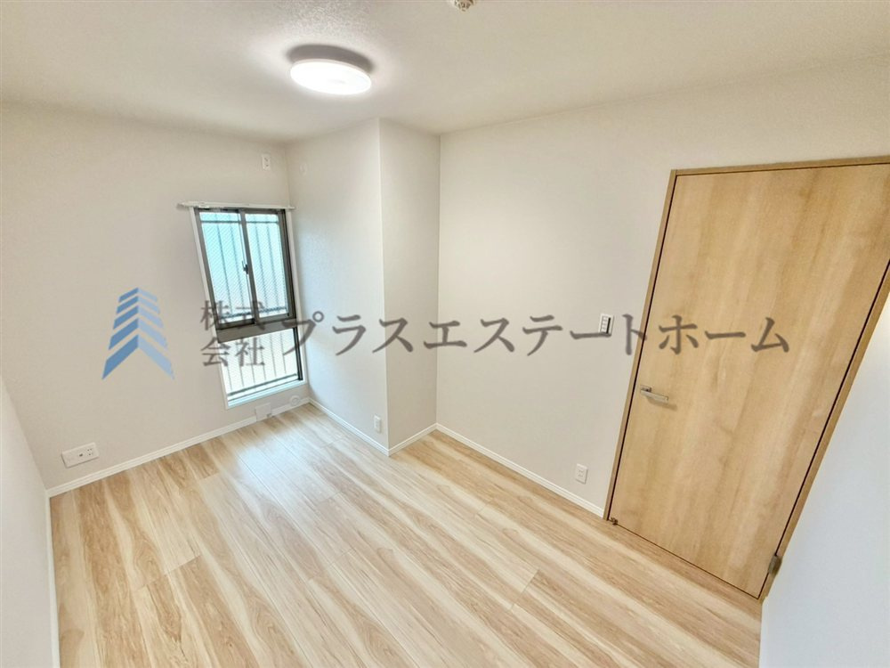 シンプルな洋室でお部屋のコーディネートが楽しめます♪
