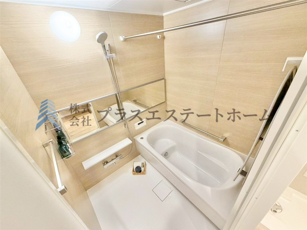 横長の鏡は浴室に個性的な印象を与えることができ、より浴室を広く見せる開放的な空間を演出することが可能