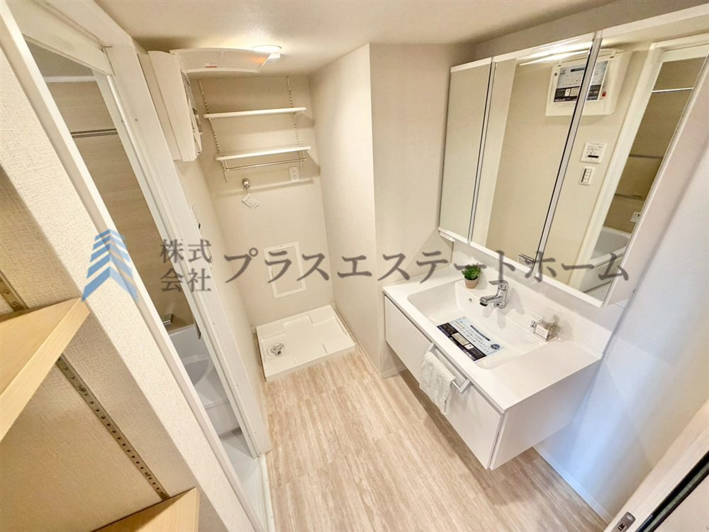 身支度やお風呂上がり、寝る前の準備などの際に嬉しい大きな鏡付きです♪洗濯機の上には2段ラック付き♪