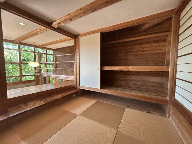 和室にも大容量の収納あり。一段下がった和室空間は、視線が低くなり自然と心が落ち　着く隠れ部屋に。