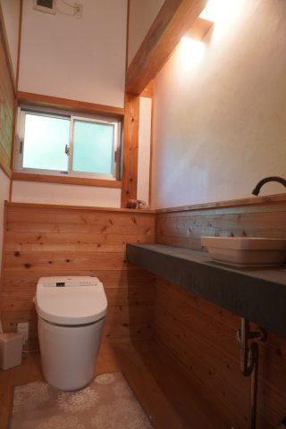 トイレにも木の温もりを。清潔感とデザインが調和した、洗練の空間。トイレ上にはちょっとし　た秘密が。