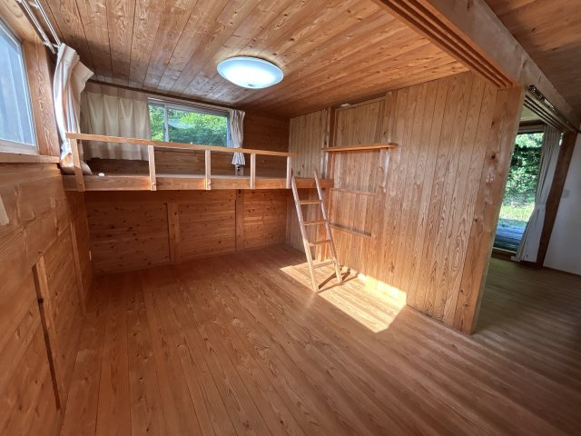 もう一つの半開放部屋。間仕切りを取り付ければ、プライベート空間に早変わり。リアルな　生活への配慮も◎。