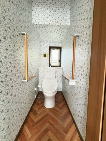 トイレには手すり付き