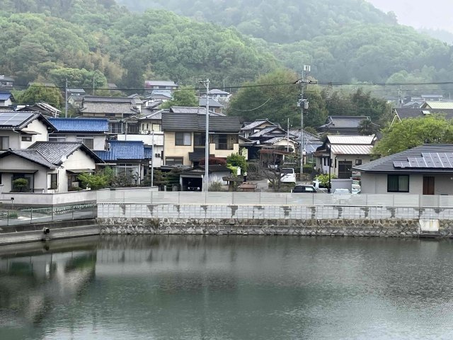 対象地南側池向こうより