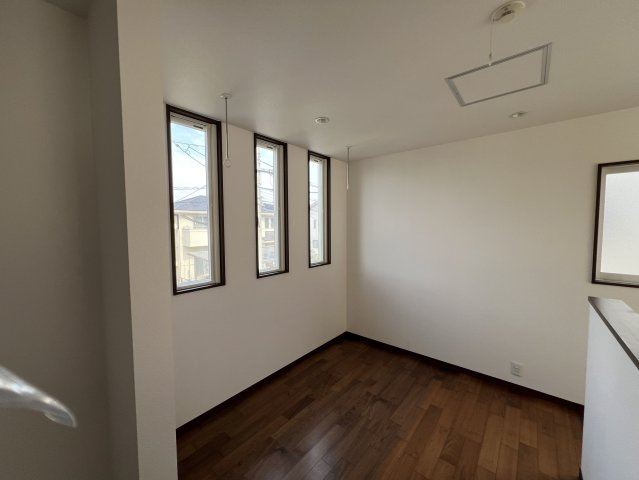 吹き抜けに面した2階ホールは、明るく風通しの良いスペース。各居室への動線としてだけでなく、室内干しやちょっとしたワークスペースとしても活用できます。開放感があり、家全体にゆとりを感じさせるホールです。