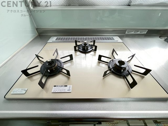 多数の調理器具を同時に使用でき、料理の効率化が可能。省エネで節約になり、様々な料理スタイルに適応できます。また、火力調整が独立しており、手入れや掃除もしやすく、今よりもっとお料理が楽しくなるかも。