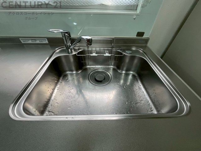 大きなシンクでお鍋などの大きな調理器具を洗う際にも便利です。