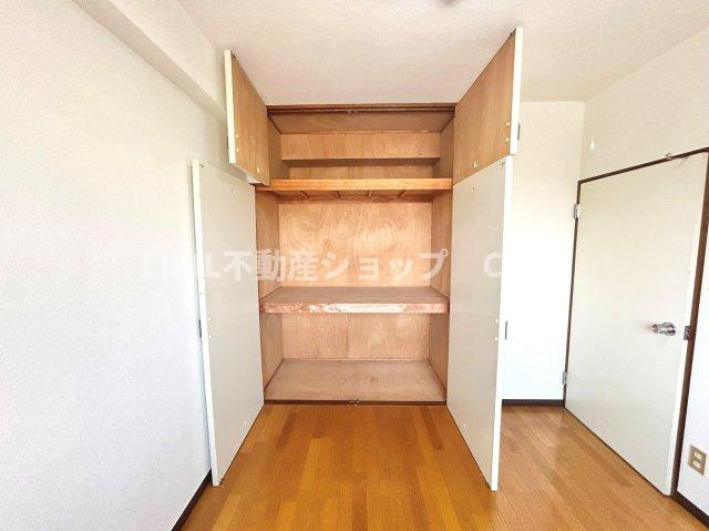 奥行きもあるので、収納ボックスをそのままクローゼットの中へ。部屋にものが出ずスッキリ。