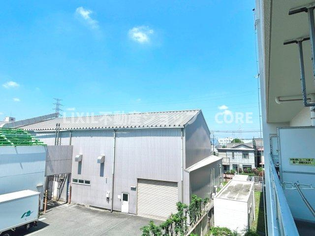 バルコニーから南西方向の眺望です。大きな空が見えて気持ちの良いお部屋です。