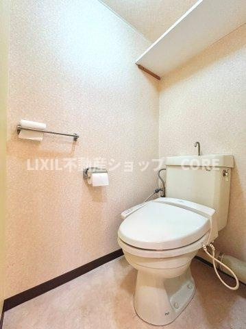 見た目もスッキリとしたデザインのトイレには温水洗浄暖房便座付き。