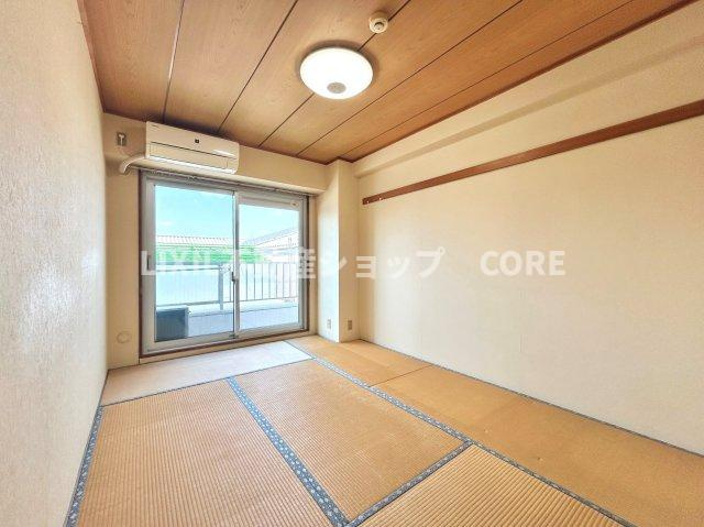 伝統的な日本情緒のある、温かみと落ち着きが感じられる和室です。