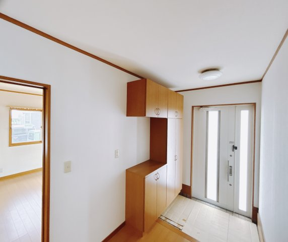 ■玄関収納｜太陽の光をたっぷり採り込む南玄関☆ご家族の靴がたくさんしまえる下駄箱付き。お子様の靴がこれから増えても安心な大きさです。　