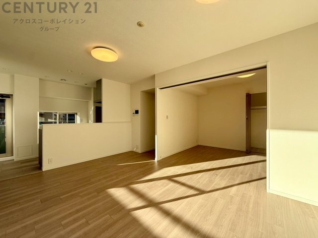 南面を含む角住戸で、7回部分につき陽当たりが良く開放感がございます。