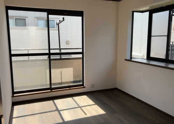 洋室のメリットは重い家具が置きやすく、身の回りが整理しやすいことです。　床がフローリングのため畳とは異なり凹みにくいです。　クローゼットなど収納が豊富で、普段使わない旅行カバンや服の整頓も簡単にです。