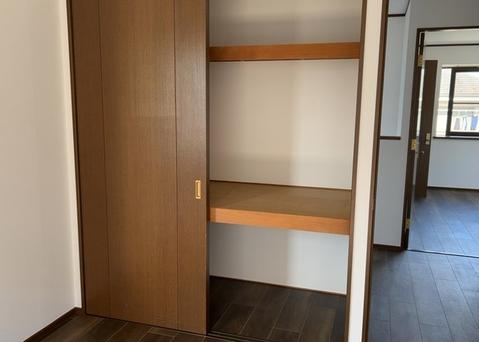 デザイン性を重視しすぎて収納が少なかった！なんてことにならないため、事前に現地で収納の数を確認しておくことをお勧めします。クローゼット以外にも床下収納や屋根裏収納、パントリーなどもチェックしましょう。