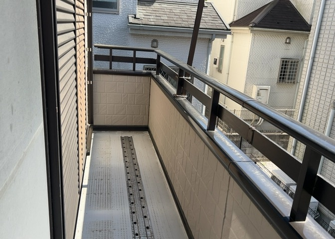 バルコニーは、室外の専用スペースのうち、「屋根がなく開放された空間」であるものを指します。ベランダより広いタイプのものが多く、日当たりもよいため家庭菜園などを楽しみたい人にとって適した環境となります。