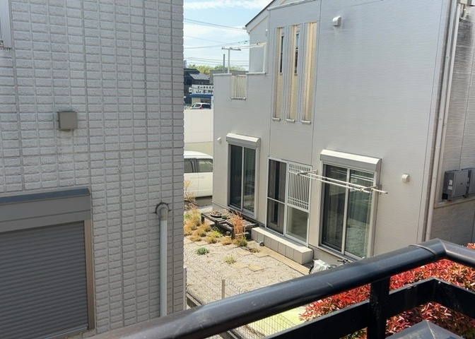 眺望を気にして物件を探す場合、前面に建物が建っていないか現地で確認しましょう！前面に建物があると景色はもちろん、日当たりや風通しにも影響が出てきます。住んだ時のことを想像しながら現地見学をしましょう。