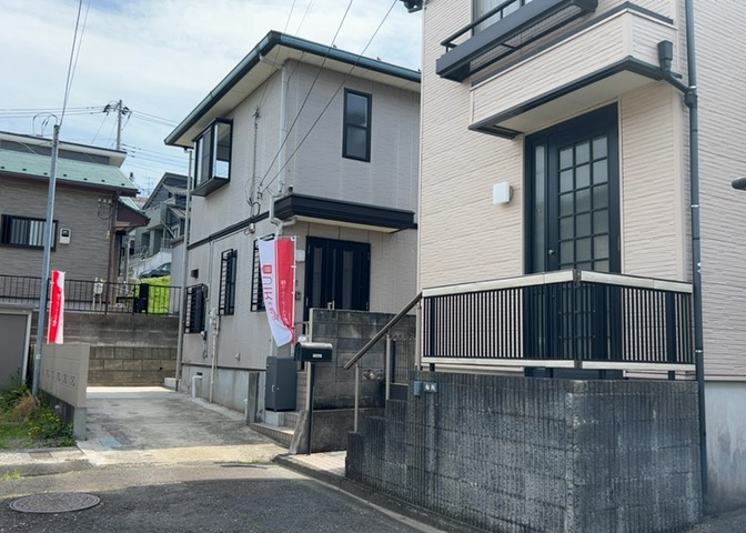住宅用の土地では前面道路に2m以上接していなければならないと法律で定められています。しかし、お持ちの車のサイズやライフスタイルなどにより、2mでは利便が悪い場合もございますので、事前に確認しましょう。