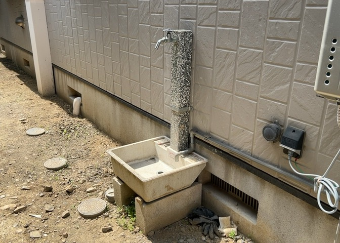 敷地内に散水栓や立水栓があると便利です。水道水を直接利用できるため、水を運ぶ手間を省くことが出来ます。大量の水を必要とする洗車作業や清掃などに役立ちます。その他設備とあわせて、現地でご確認ください。