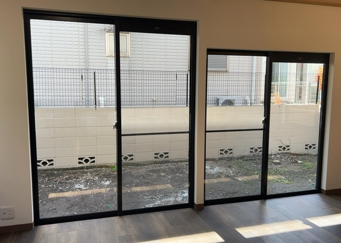 サッシは、ガラス窓に使用される金属製の窓枠です。一般的に住宅建築では、金属製建具工事の段階でガラス類・玄関などと同時に設置されます。種類や構造により断熱性能や遮音性能が異なるので現地でご確認ください。