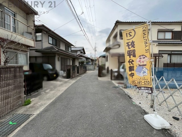 バス停まで徒歩2分、阪急伊丹駅やJR伊丹駅まで数分でアクセスでき、大阪・神戸方面への通勤・通学に便利です。