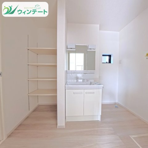 三面鏡の洗面台です♪収納力が優れていてすっきり整理整頓できます♪