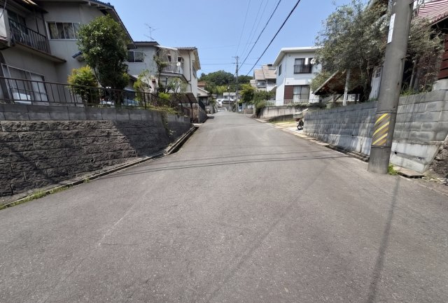 前面道路は見通しが良く、車の出入りもしやすい住環境です。周辺は落ち着いた住宅街が広がり、穏やかな暮らしを実現できます。交通量も比較的少なく、小さなお子様がいるご家庭にも安心感があります。