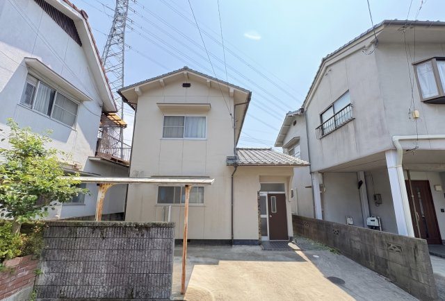 建物全体のバランスが確認できる外観写真です。駐車スペースと玄関アプローチの動線が良く、毎日の生活を快適にサポートします。戸建ならではの独立性と落ち着いた住環境が魅力で、安心して暮らせる住まいです。