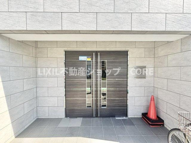 ドア上部には「防犯カメラ作動中」のステッカーが設置されており、あなたの安心を24時間しっかり見守ります。