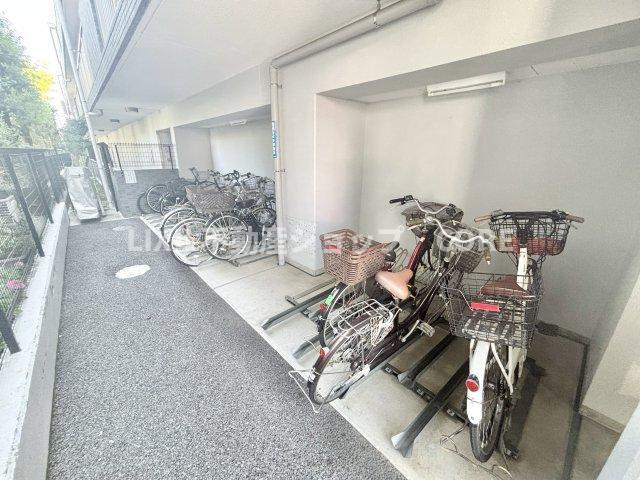 全席ラック式のため乱雑にならず、出し入れもスムーズ。照明設備も整っており、夜間のご利用も安心です。