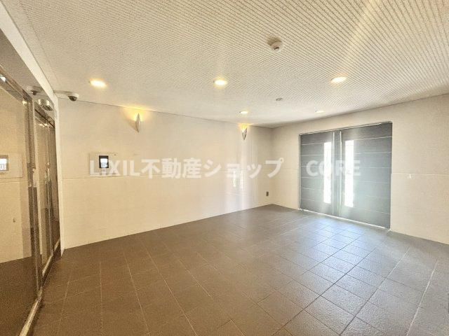 ロビーは毎日の行き帰りで使う大事な空間です。明るい開放的な空間を演出しております。