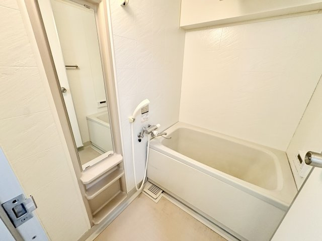 浴室はコンパクトですが、綺麗に清掃されています。