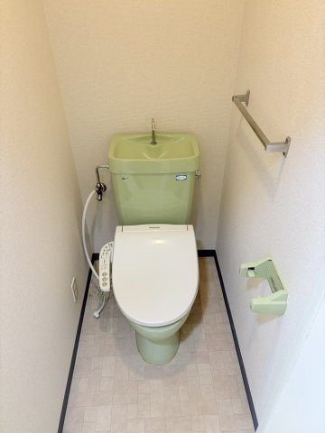 トイレはウォッシュレット付き。リフォームもお気軽にご相談ください♪