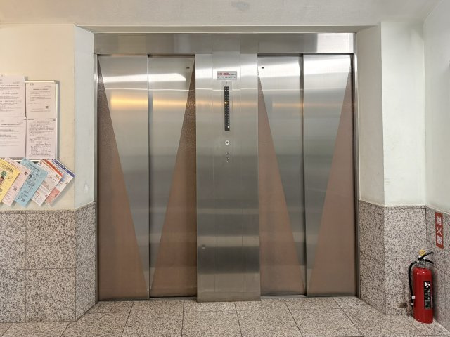 マンション内のエレベーターは2基設置。忙しい朝の時間帯も待ち時間が削減できます。