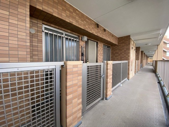プライバシー性も確保される専用玄関ポーチ付きの住戸です。