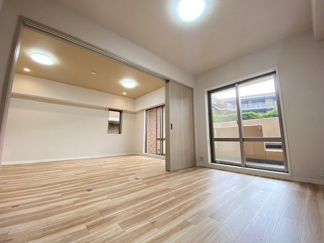 大きく開いた窓からは、明るい陽射しが射し込み風も良く抜けるので心地良い空間になってます。