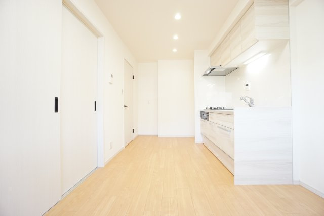 壁紙、建具、フローリング交換済み♪